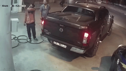 Nhân viên cây xăng vừa bán vừa nghe điện thoại, quên thu tiền của khách