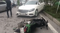 Hiện trường vụ xe Mercedes đâm liên hoàn trên phố Xã Đàn