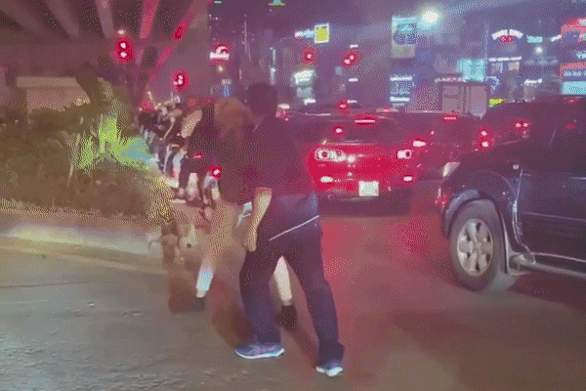 Nam thanh niên tố bị hành hung và lái xe bán tải.