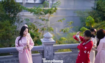 Chụp ảnh áo dài 'đậm chất điện ảnh' ở tu viện Vĩnh Nghiêm