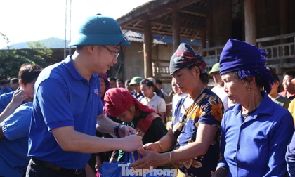 Trung ương Đoàn tặng quà người dân vùng lũ Sơn La