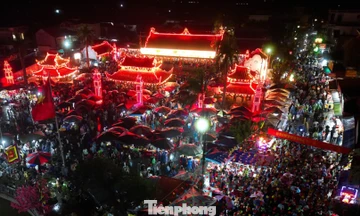 Hàng vạn người 'mua may, bán rủi' xuyên đêm tại phiên chợ lớn nhất Bắc Bộ