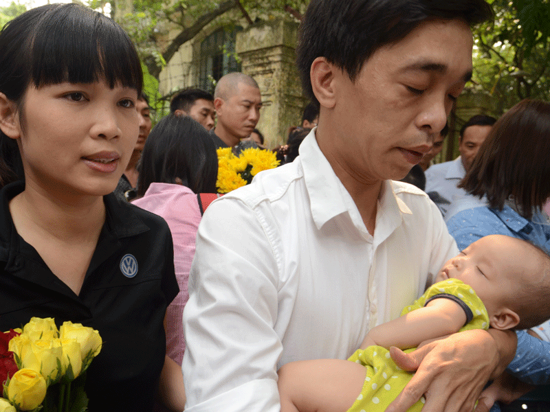 Vợ chồng anh Dương Văn Khoa cùng con mới 6 tháng tuổi 