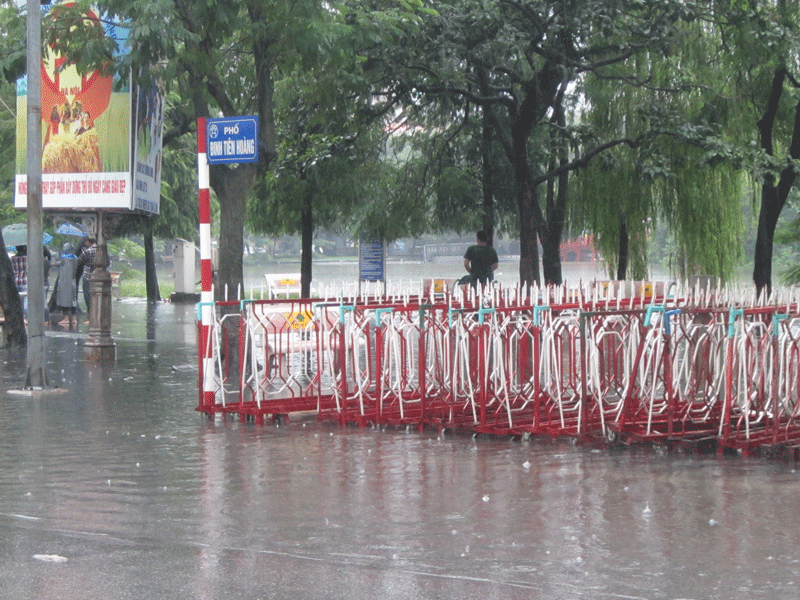 Phố Đinh Tiên Hoàng ngập sâu trong nước