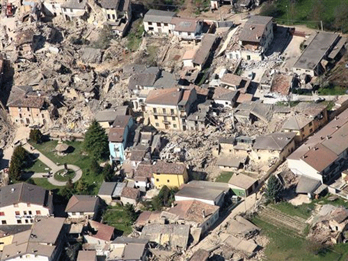 Thành phố L’Aquila cổ kính sau trận động đất kinh hoàng. Ảnh: AP. Thành phố L’Aquila cổ kính sau trận động đất kinh hoàng. Ảnh: AP