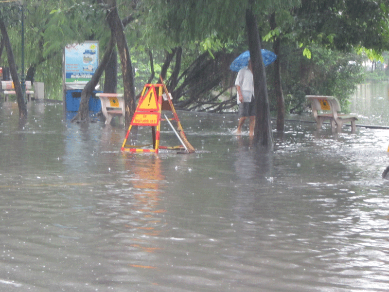 Hồ Gươm ngập sau trậm mưa trưa nay 8/8