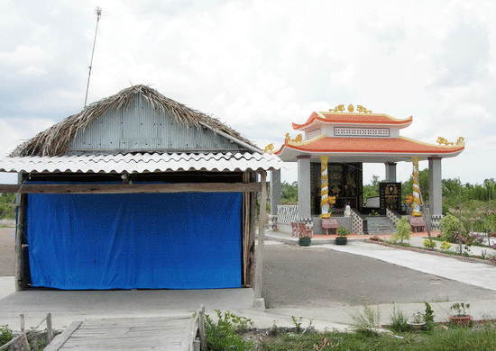 Ở Bạc Liêu, ven đường Quản Lộ - Phụng Hiệp có nhà mồ khoảng 400 triệu đồng mọc lên giữa đồng tôm, cạnh bên là quán nước nhỏ của con trai người đã khuất. Cuộc sống ấm no, sung túc, nông dân có tiền nên ngày càng quan tâm đến nơi an nghỉ của đấng sinh thành