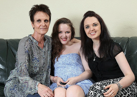 Seanie bên cạnh mẹ và bạn thân 