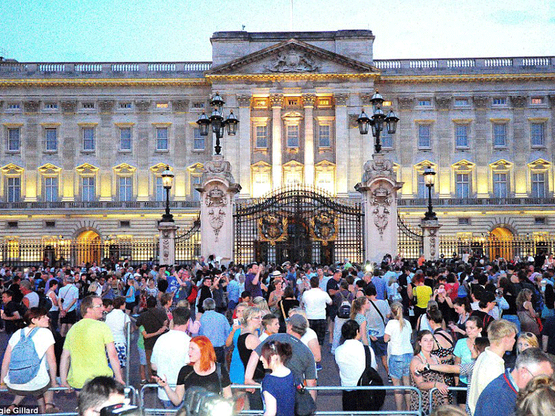 Toàn cảnh nước Anh mừng người kế vị ngai vàng