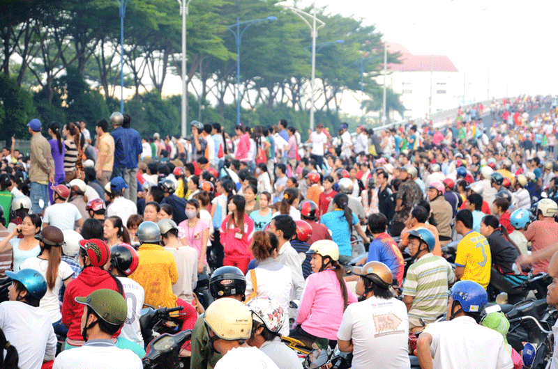 Người dân hiếu kỳ chen nhau xem . Người dân hiếu kỳ chen nhau xem