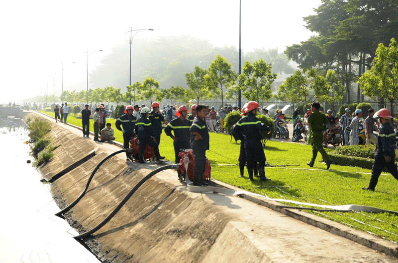 Hàng loạt máy bơm công suất lớn được huy động chữa cháy. Hàng loạt máy bơm công suất lớn được huy động chữa cháy