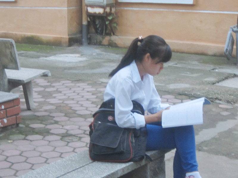 Có em tranh thủ ôn lại kiến thức. Ảnh: Thanh Hà