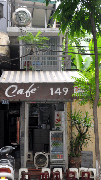 Một ngôi nhà siêu mỏng được dùng làm quán cà phê..... Một ngôi nhà siêu mỏng được dùng làm quán cà phê....