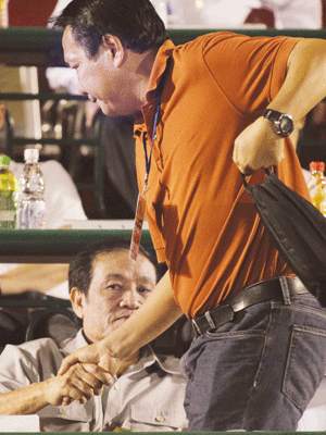 HLV Hoàng Văn Phúc bắt tay chào Chủ tịch VFF Nguyễn Trọng Hỷ. ảnh: VSI