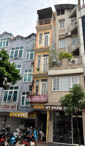 Hai ngôi nhà siêu mỏng bị kẹt giữa các ngôi nhà lớn trên phố Nguyễn Trãi..... Hai ngôi nhà siêu mỏng bị kẹt giữa các ngôi nhà lớn trên phố Nguyễn Trãi....