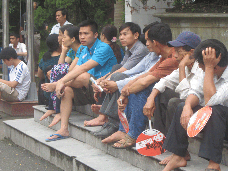 Phụ huynh chờ con ở khắp nơi