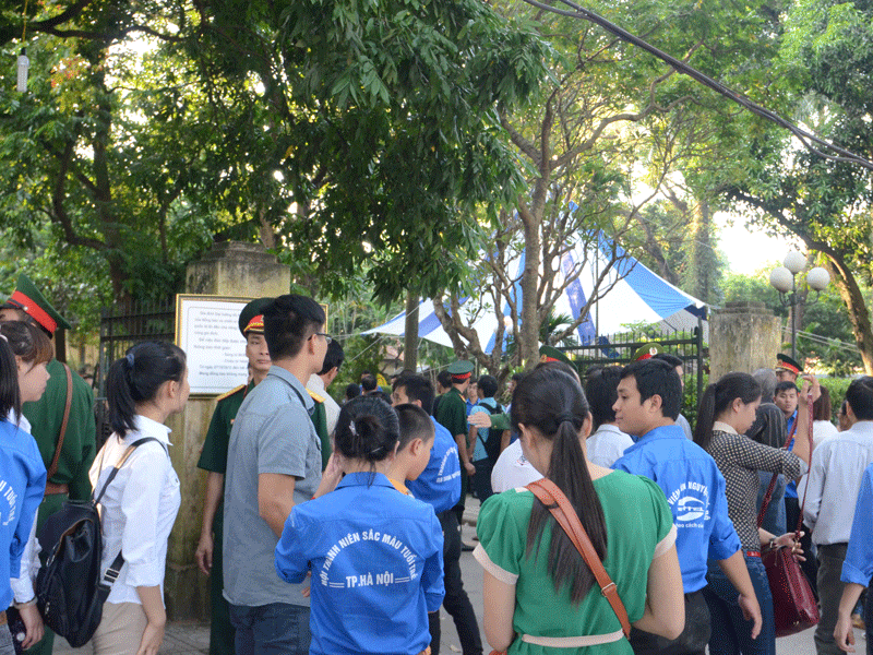 Trước cổng số nhà 30 Hoàng Diệu luôn trật tự không chen lấn xô đẩy nhau, từng người đi vào