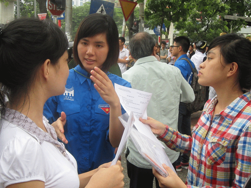 Rất đông tình nguyện viên sẵn sàng giúp đỡ thí sinh