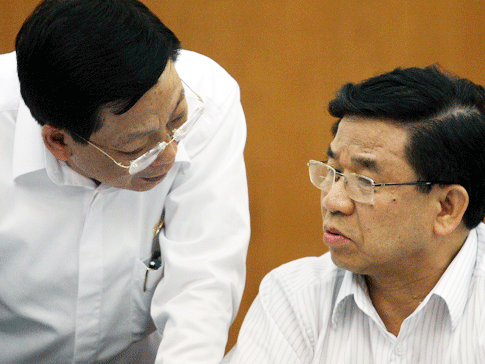 Ông Hiền (phải) cho rằng nền kinh tế VN bộc lộ không ít hạn chế cần lời giải cụ thể. Ảnh: T.L