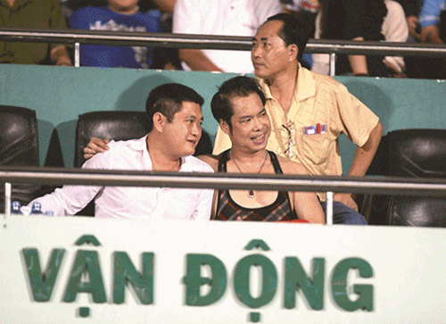 Bầu Thụy và ca sỹ Ngọc Sơn trên sân Thống Nhất