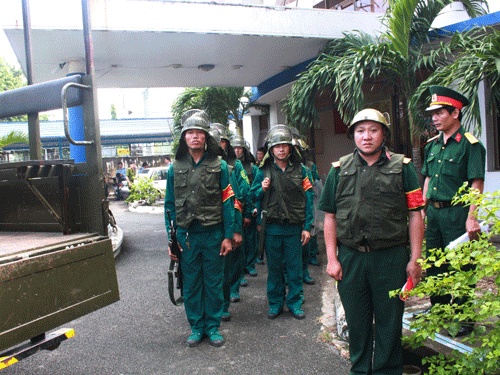 Lực lượng dân quân thuộc Quân khu 7 chuẩn bị xuất phát tuần tra. Ảnh do Quân khu 7 cung cấp. Lực lượng dân quân thuộc Quân khu 7 chuẩn bị xuất phát tuần tra. Ảnh do Quân khu 7 cung cấp