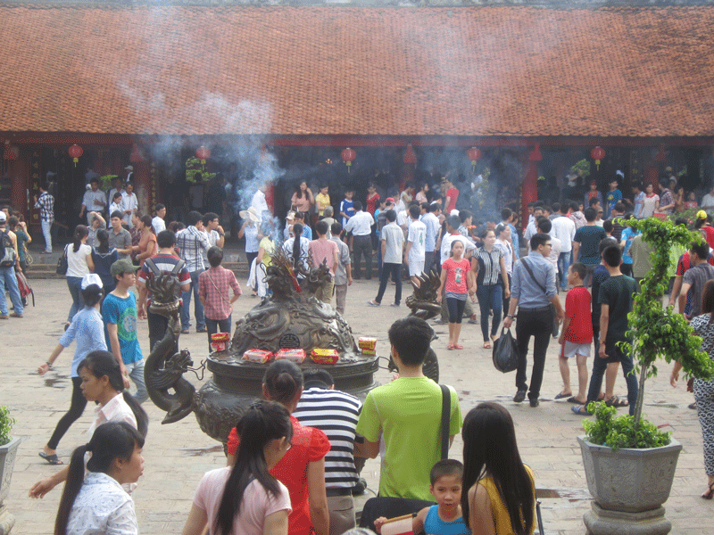 Sĩ tử đổ về Văn Miếu sờ đầu rùa cầu đỗ đại học