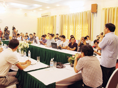 Bầu Đệ 'mổ băng' phản công VPF