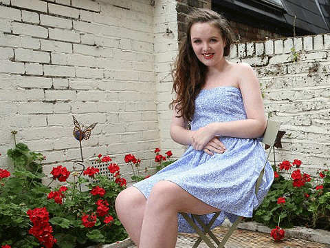 Thiếu nữ xinh đẹp 'hóa đá'