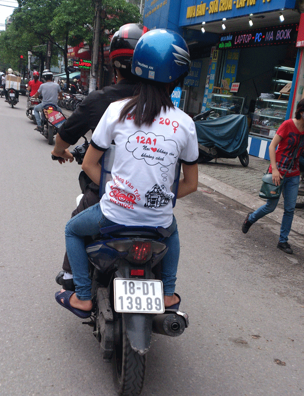 Thí sinh đi làm thủ tục dự thi với một chiếc áo ngộ nghĩnh