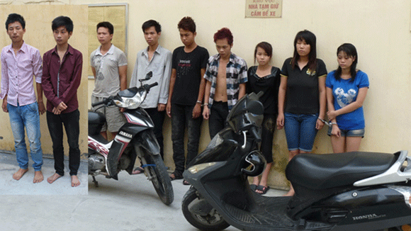 Các đối tượng trong ổ nhóm bị bắt cùng tang vật 