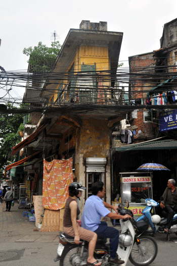 Một ngôi nhà siêu mỏng được dùng làm quán cà phê..... Một ngôi nhà siêu mỏng được dùng làm quán cà phê....