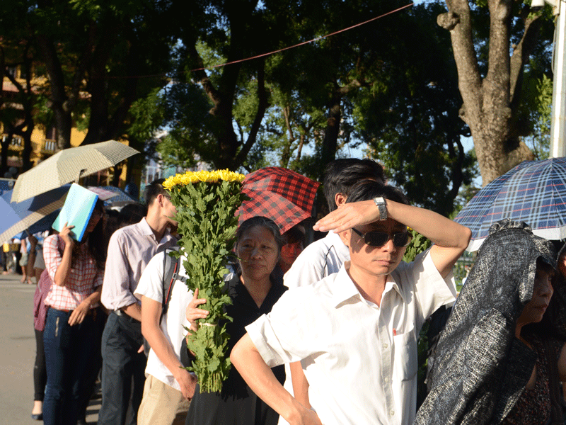 Trời nắng nhưng nhiều người vẫn ngay ngắn xếp hàng chờ đến lượt mình vào tưởng niệm Đại tướng