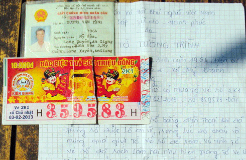 Tờ vé số bị rách đôi và tường trình vụ việc của ông Tùng.. Tờ vé số bị rách đôi và tường trình vụ việc của ông Tùng.