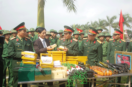 Các đồng chí trong Đảng ủy, Bộ tư lệnh Quân đoàn 1 thăm quan khu trưng bày mô hình học cụ