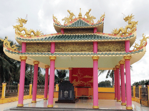 Nông dân chi tiền tỷ xây nhà cho người chết