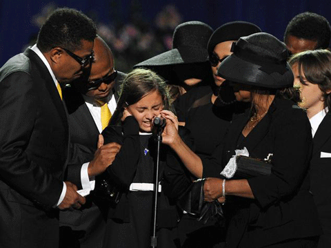 Paris vừa khóc vừa phát biểu trong buổi tưởng niệm người cha quá cố của mình năm 2009. . Paris vừa khóc vừa phát biểu trong buổi tưởng niệm người cha quá cố của mình năm 2009.