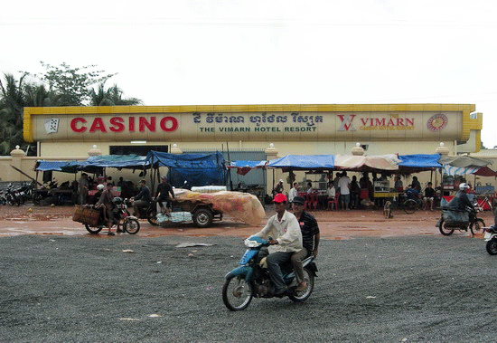 Bên ngoài một sòng bạc giáp biên giới Việt Nam. Ảnh: Thiên Phước. Bên ngoài một sòng bạc giáp biên giới Việt Nam. Ảnh: Thiên Phước