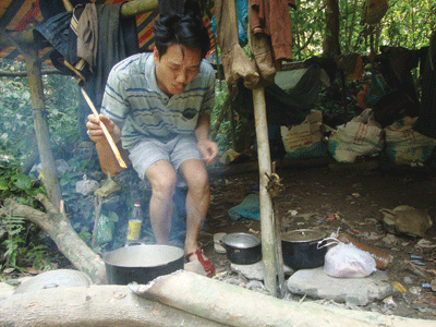 Phóng viên Nguyễn Hoàng Nam theo bước phu trầm hàng chục ngày trong rừng sâu để làm phóng sự. Phóng viên Nguyễn Hoàng Nam theo bước phu trầm hàng chục ngày trong rừng sâu để làm phóng sự