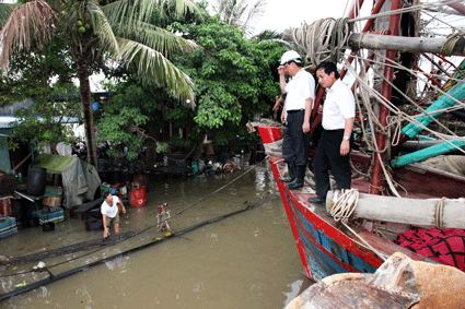 Bí thư Thành ủy Hải Phòng, Nguyễn Văn Thành thăm hỏi một số gia đình bị thiệt hại tài sản do mưa bão và nước biển dâng