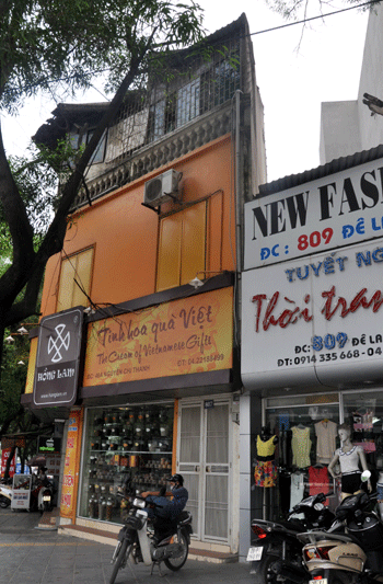 Một căn nhà hình tam giác trên phố Đê La Thành..... Một căn nhà hình tam giác trên phố Đê La Thành....