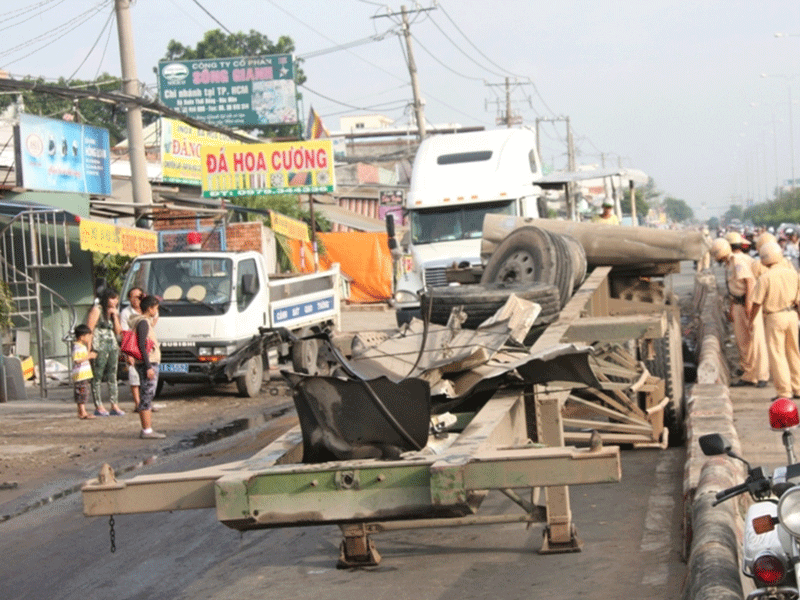 Xe container lật, hai người trọng thương