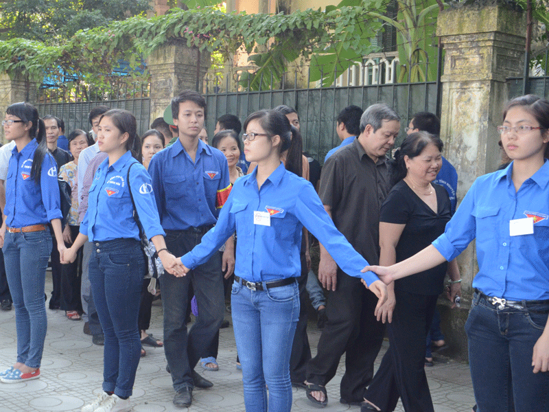 Nắm chặt tay nhau để giữ cho dòng người vào tưởng niệm Đại tướng