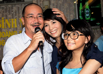 Diễn viên Hoàng Sơn bên vợ và con gái.
