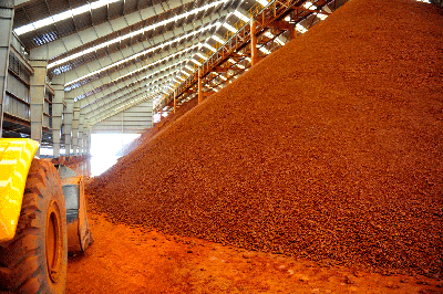 Quặng bauxite tinh sau tuyển của nhà máy tuyển quặng Tân Rai, quặng tinh sẽ được chuyển từ nhà máy tuyển quặng đến nhà máy sản xuất alumina trên hệ thống băng chuyền dài khoảng 5 km