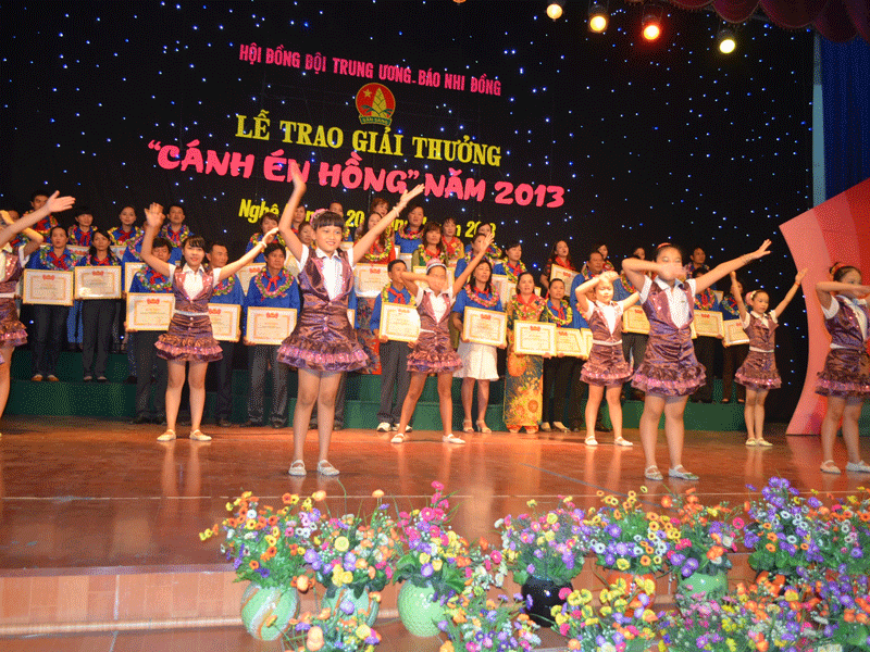 Trao bằng khen cho 51 Tổng phụ trách đội xuất sắc