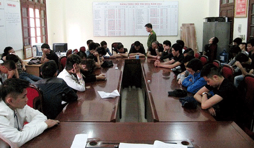 51 nam nữ thanh niên được đưa về trụ sở công an