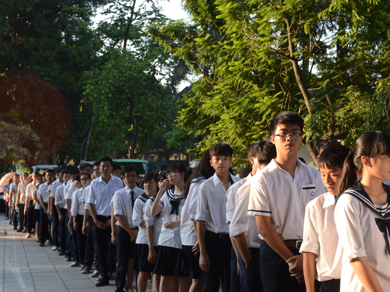 Các em học sinh vẫn ngay ngắn xếp hàng đợi đến lượt mình vào tưởng niệm