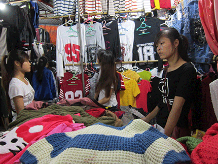 Bạn Mai đang bán hàng