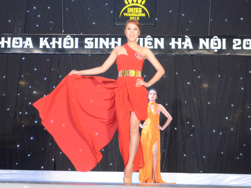 Thí sinh Đinh Khánh Linh trong trang phục dạ hội