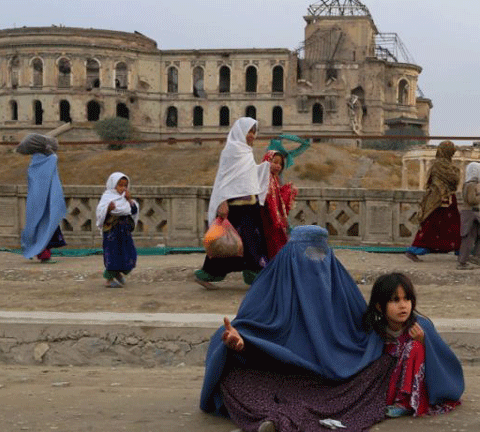 Sau tai nạn kinh hoàng, Akhtara mất toàn bộ khả năng lao động, buộc phải đi ăn xin để kiếm sống. Sau tai nạn kinh hoàng, Akhtara mất toàn bộ khả năng lao động, buộc phải đi ăn xin để kiếm sống